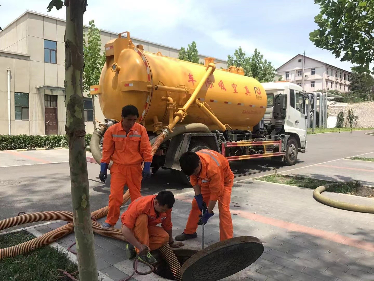 宁安管道疏通车停在窨井附近